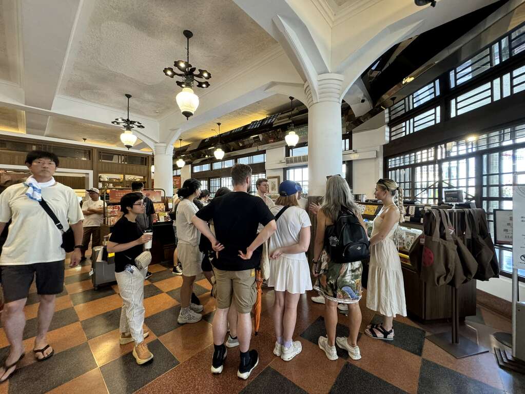 林百货吸引外国游客前往参观