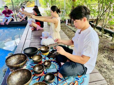 由钵音共振引导参与者进入深层静心状态，搭配瑜伽的舒展