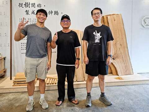 永川大轿第二代王政雄（图中），与第三代王襄（图右）与王延（图左）兄弟。（张耘书拍摄）