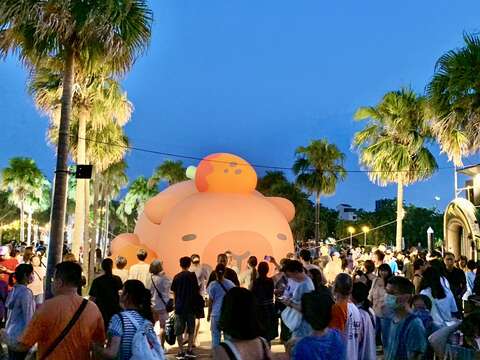 「2025卡比胖拉出没注意！台南萌翻天」在安平渔人码头越夜越美丽