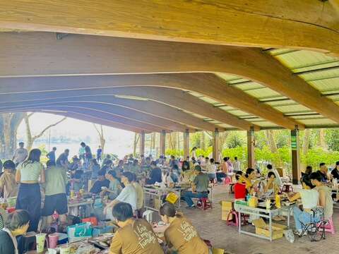 烤肉圣地虎头埤风景区推出水陆空全攻略人潮爆满