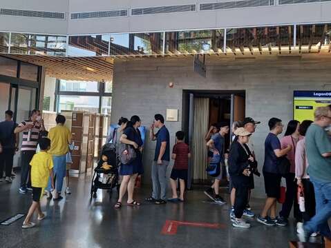 左镇化石园区一早吸引亲子客来甩油放电