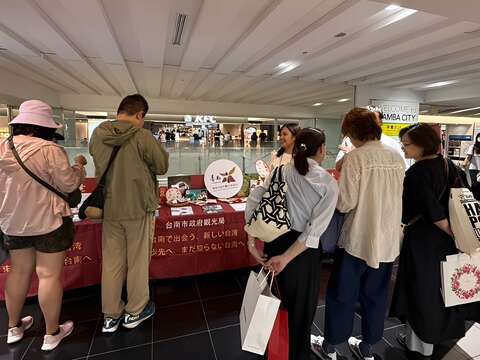 难波车站台南观光案内所首日登场吸引往来民众了解台南观光资讯