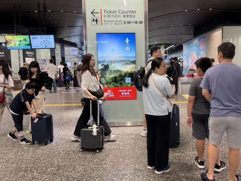 车站内台南城市形象广告吸引民众驻足观看