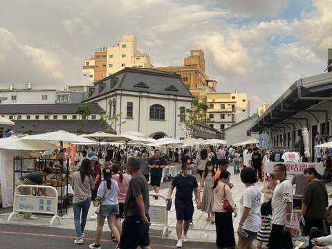 西市场户外市集人潮
