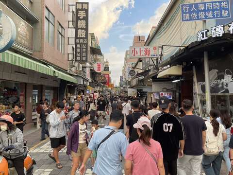国华街逛街人潮