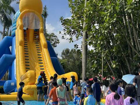 水道博物馆6周年馆庆活动夏浪祭一早民众迫不及待抢先享受浪花