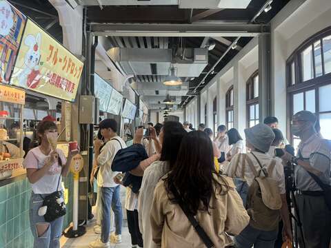全新开幕的西市场成为台南新兴热门景点，一早涌入大批民众