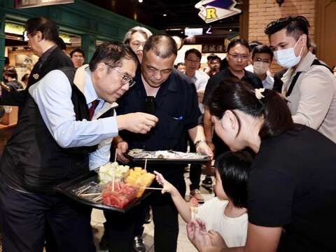 台南市长黄伟哲邀请民众品尝在地水果