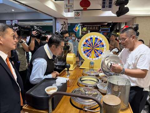 台南市市长邀请大家品尝在地水果趴噗冰