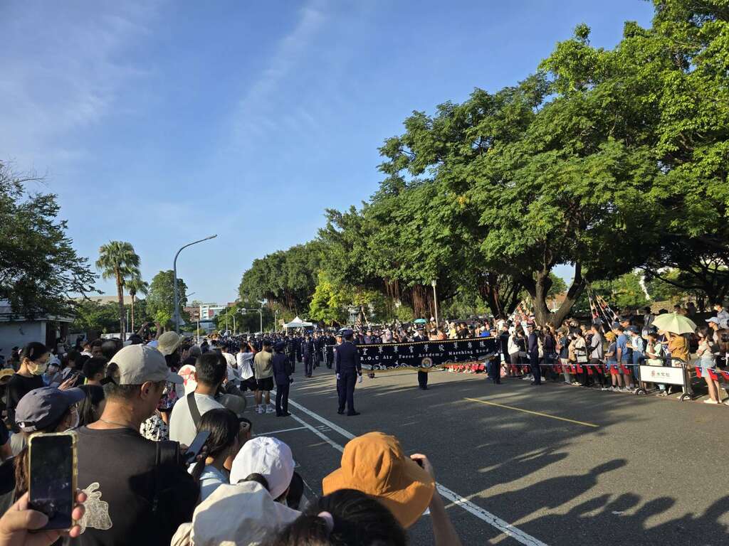 水交社园区游行活动吸引游客欣赏拍照。