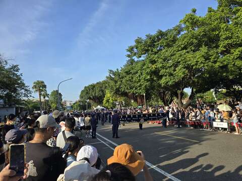 水交社园区游行活动吸引游客欣赏拍照。