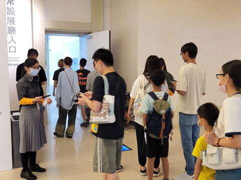 奇美博物馆民众排队入馆参观常设展。