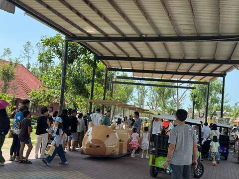 顽皮世界游园亲子共游人潮不断。