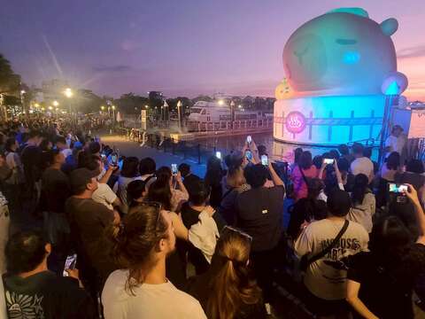 卡比胖拉夜晚灯光秀吸引民众驻足欣赏。