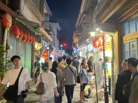 国华商圈神农街夜晚人潮热点。