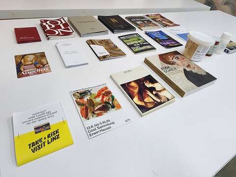 蔡舜任至欧洲出差不忘带回最新修复资讯和材料,与团队分享。(郑佩雯拍摄)