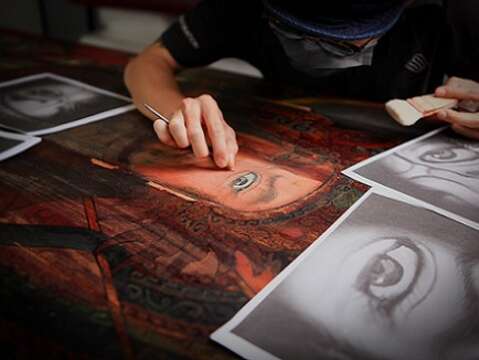 蔡舜任团队使用专用手术刀、对照修复前红外线摄影图,为门神彩绘进行乾式清洁作业。(蔡舜任提供)