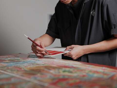 蔡舜任强调修复应理性务实,前置作业需经试版对色,不容臆测,并以最低限度的干预去支持原作。(蔡舜任提供)