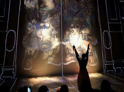 蔡舜任团队企划「百庙百门x数位神识」沈浸式展演,让9尺高门神现身在全球最具影响力的数位艺术盛会-奥地利林兹电子艺术节,使欧洲观众为之惊艳。图中为表演艺术家张逸军。(蔡舜任提供)