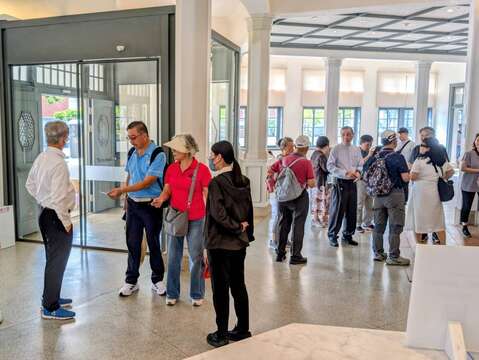 台南美术馆游客排队入场