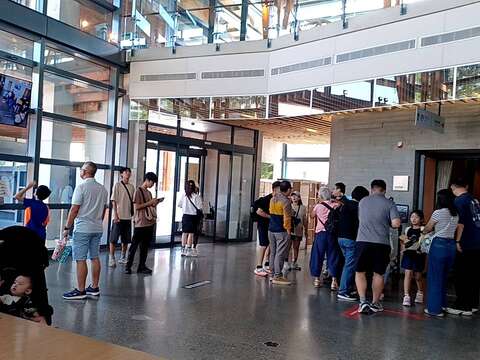 亲子旅客游玩左镇化石园区