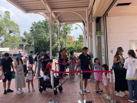 顽皮世界购票人潮