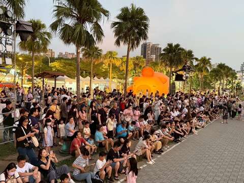 游客欣赏卡皮胖拉赏灯光秀