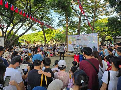 山上水道花园博物馆精彩表演观赏人潮