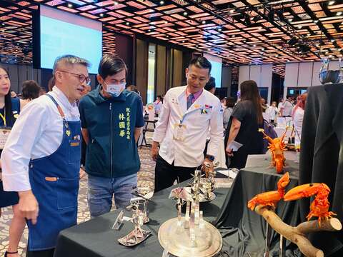 6.局长参观果雕大师黄铭波作品