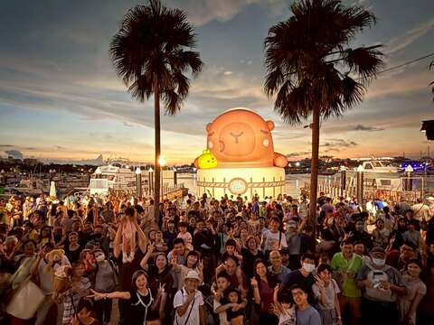 2025卡比胖拉出没注意-参观民众与卡比胖拉合照