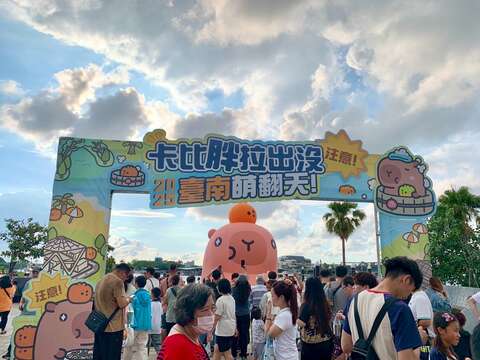 2025卡比胖拉出没注意-活动人潮