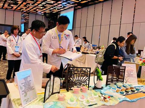 这次参赛高达432组,评审委员逐一评分