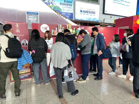 韩国首尔地区台南观光推广活动-展区吸引游客驻足