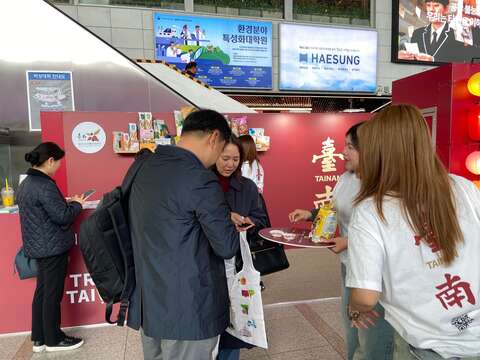 游客试吃台南特产芒果乾