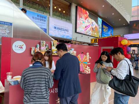 游客参与打卡互动游戏