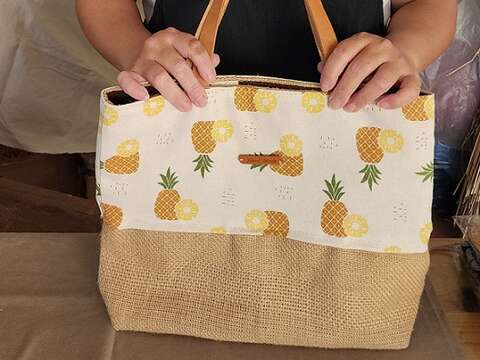 「巧妇织布工艺工作室」负责人陈怡君与巧妇黄麻织袋。(郑佩雯拍摄)