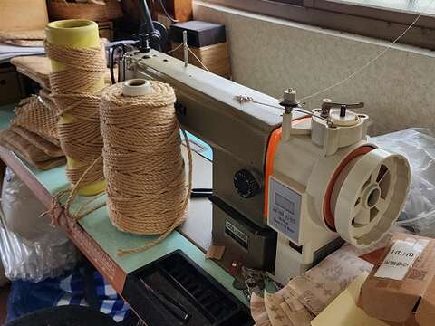 巧妇工作室里用於编织的各式工具与材料。(郑佩雯拍摄)