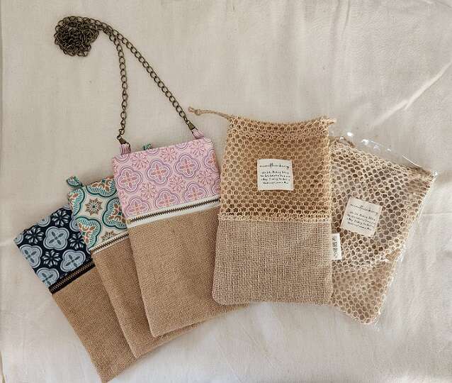 巧妇工作室缝制的黄麻背袋,可放手机及随身小物,颇受欢迎。(郑佩雯拍摄)