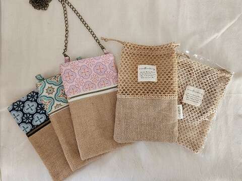 巧妇工作室缝制的黄麻背袋,可放手机及随身小物,颇受欢迎。(郑佩雯拍摄)