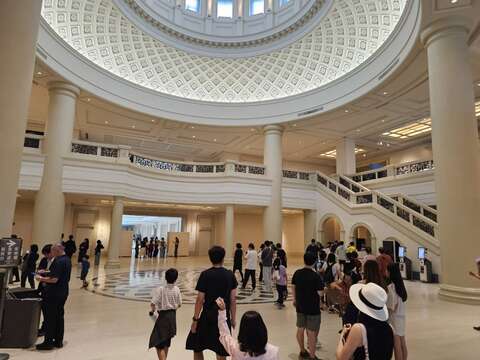 奇美博物馆一开门就吸引看展民众