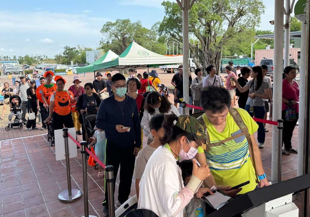 顽皮世界排队人潮