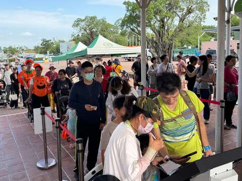 顽皮世界排队人潮