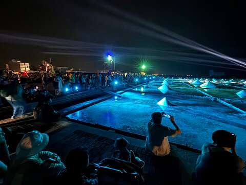 井仔脚瓦盘盐田一箭双鵰灯光秀吸引民众前往观赏