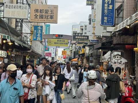 热门景点国华街逛街人潮