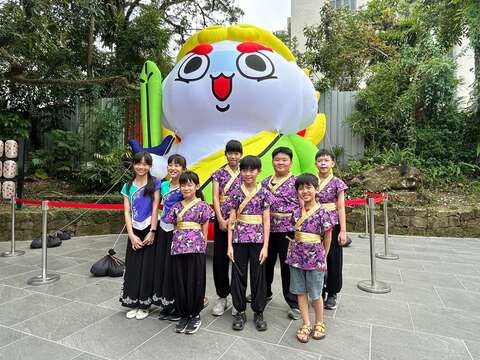 2025台南关子岭温泉美食节-开幕表演团队仙草国小与微疼气偶合影