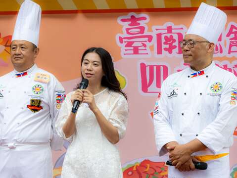 卢正治师傅及邱聪彬师傅与说菜人张耘书合影