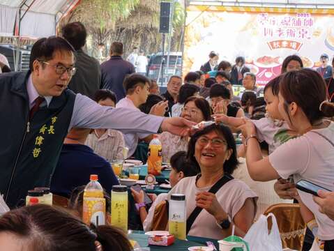 市长与现场民众互动