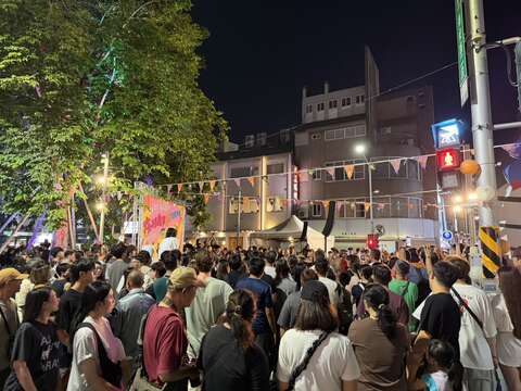 游客一同到国华海安商圈参与万圣节活动