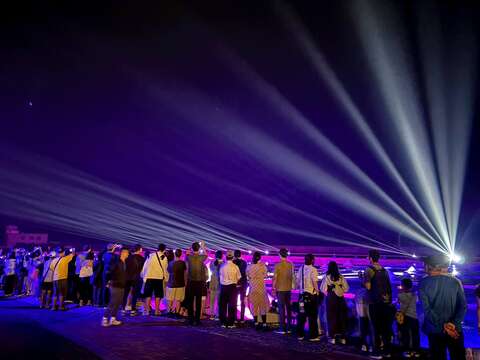 游客在北门井仔脚盐田欣赏灯光秀